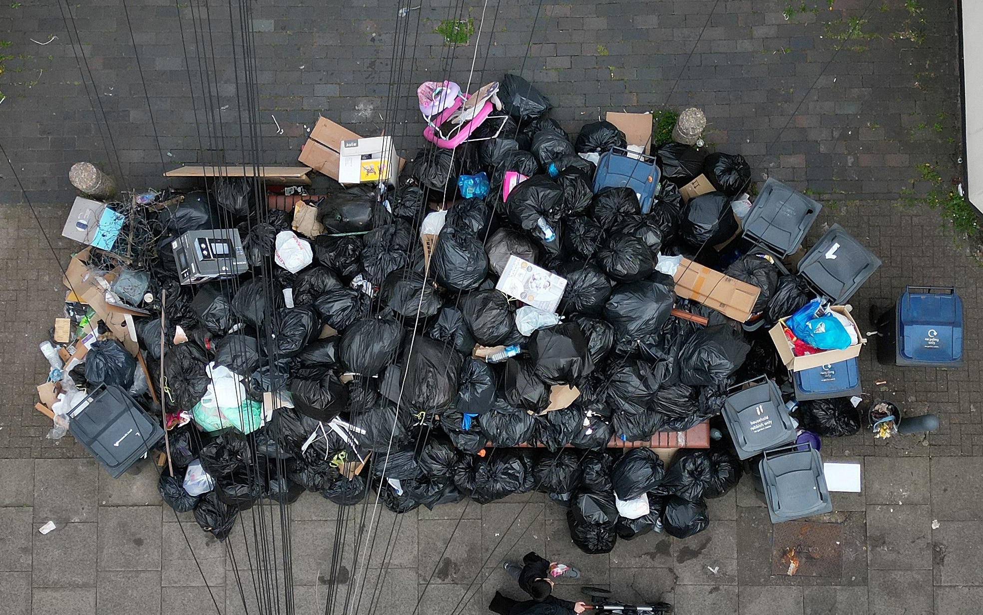 420349751_getty%20images%20europe_rubbish%20piles%20up%20in%20birmingham%20as%20refuse%20workers%27%20continue%20strike%20acti%20cropped